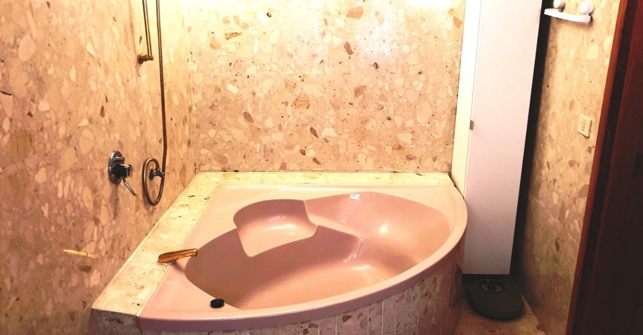 아데제 Sunny House With Private Pool And Sea View 빌라 외부 사진