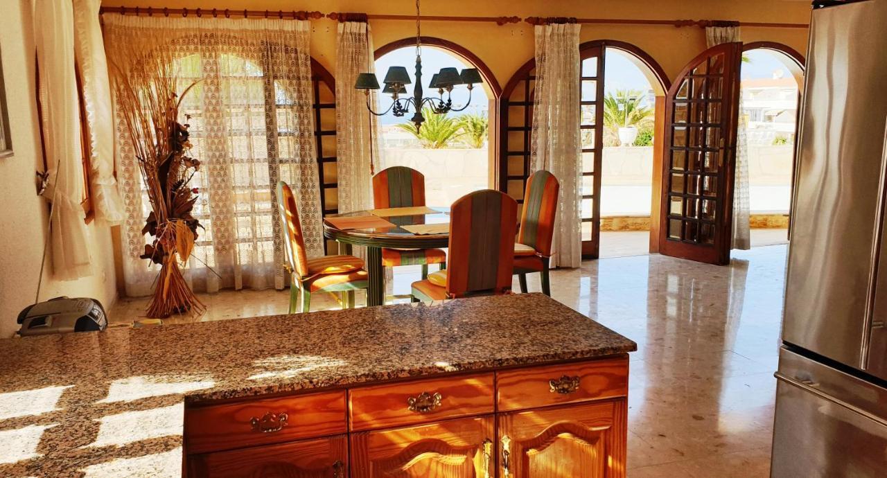 아데제 Sunny House With Private Pool And Sea View 빌라 외부 사진