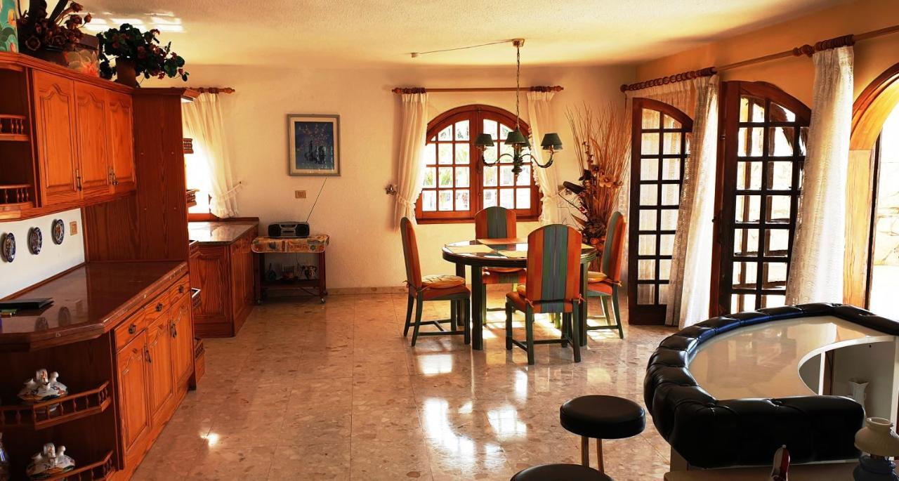 아데제 Sunny House With Private Pool And Sea View 빌라 외부 사진