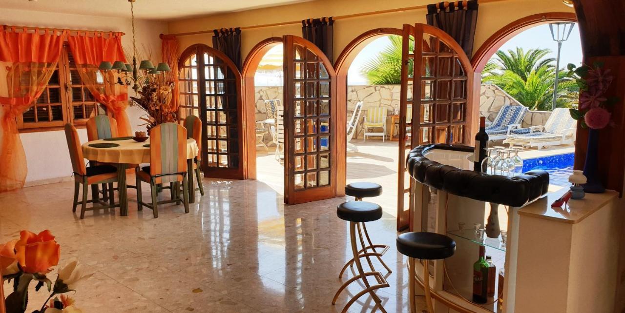 아데제 Sunny House With Private Pool And Sea View 빌라 외부 사진